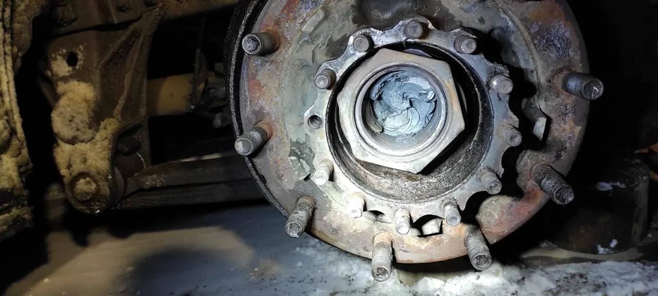 Замена ступичного подшипника Volvo VNL